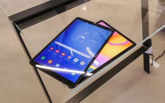 Galaxy Tab A 10 (сверху) и Galaxy Tab S5e