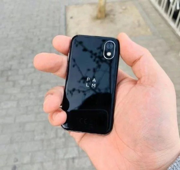 Смартфон Palm с 3.3-дюймовый