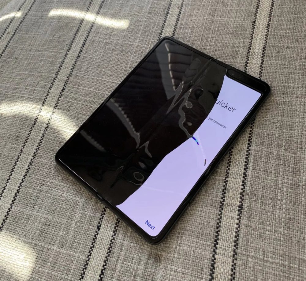 Samsung Galaxy Fold и проблемы при снятии пленки