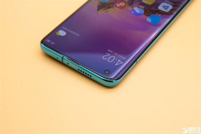 Xiaomi Mi 10 в синем цвете