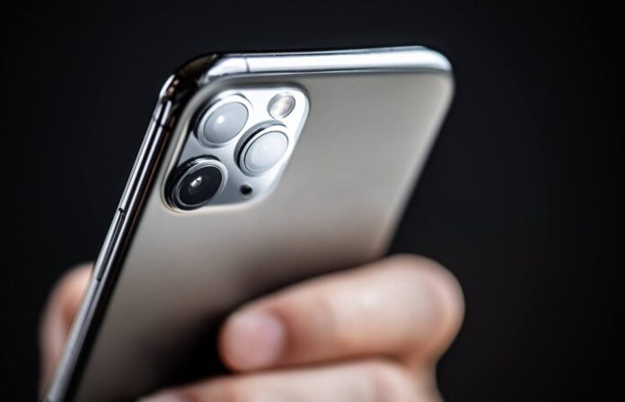 В дисплей iPhone 11 вселился «кибер-бес»