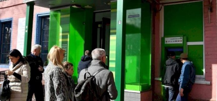 Клиент «Приватбанка» обвинил сотрудников кредитного института в необоснованной блокировке карты
