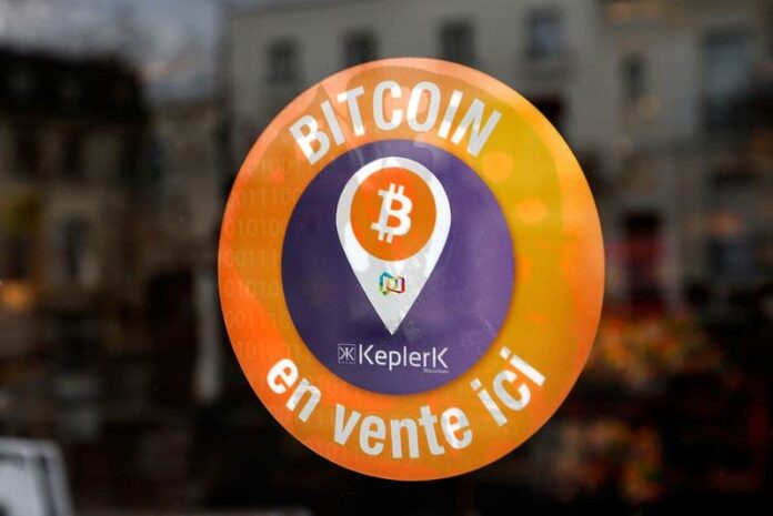 Эксперты допускают двукратное падение биткоина; пессимисты предсказывают обвал до $10 000