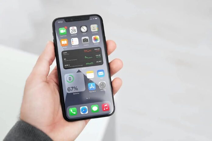 Apple обвинили в манипуляциях с айфонами