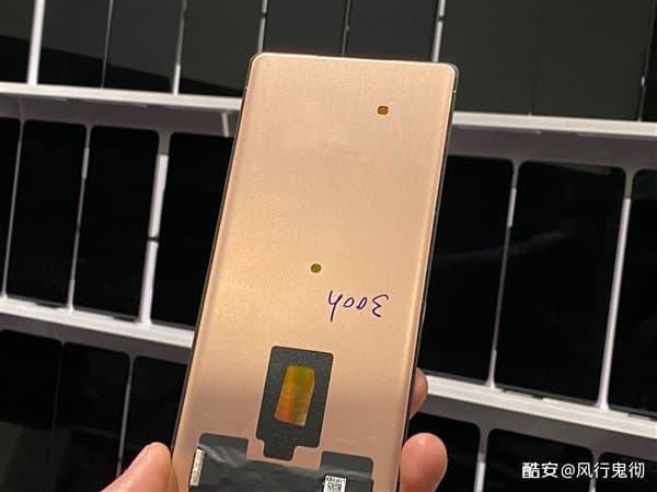 Панель Xiaomi Mi Mix 4 сфотографировали в сборочном цеху