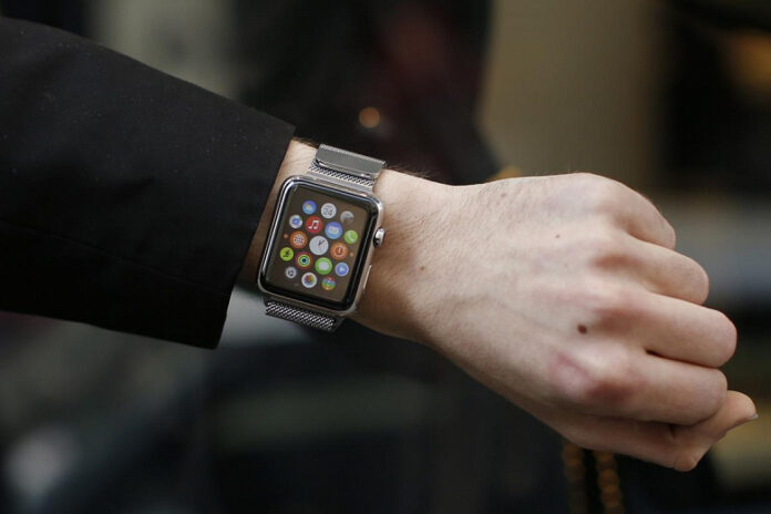 Пользователи Apple Watch показали красные следы, которые остаются на руке после часов