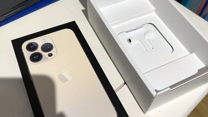 iPhone 13 с наушниками EarPods