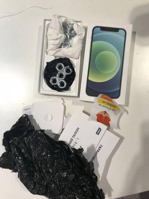 "Фокстрот" продал украинке болты с гайками вместо iPhone за 24 000 гривен