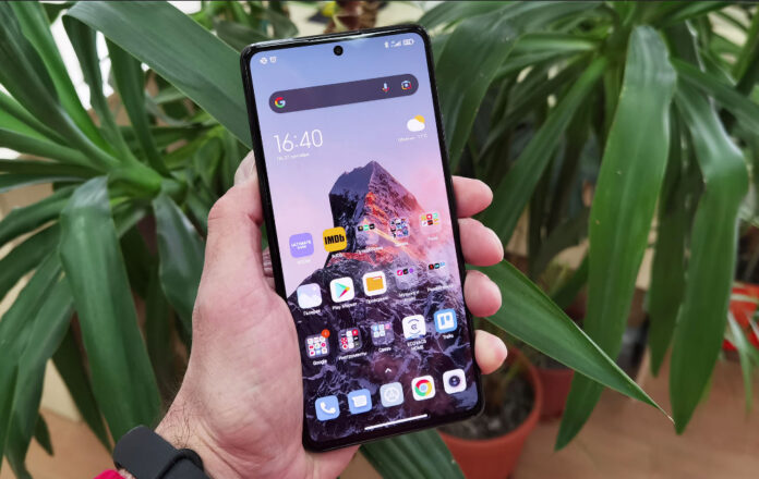 Недорогой Xiaomi 11T сотворил сенсацию, обойдя люксовый iPhone 12 Pro Max по одному из параметров