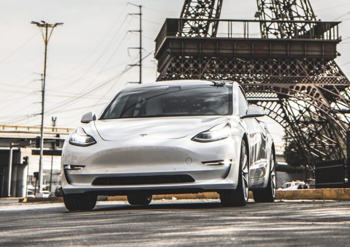 Tesla в Париже