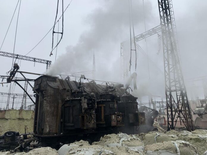 Поврежденный российской ракетой трансформатор
