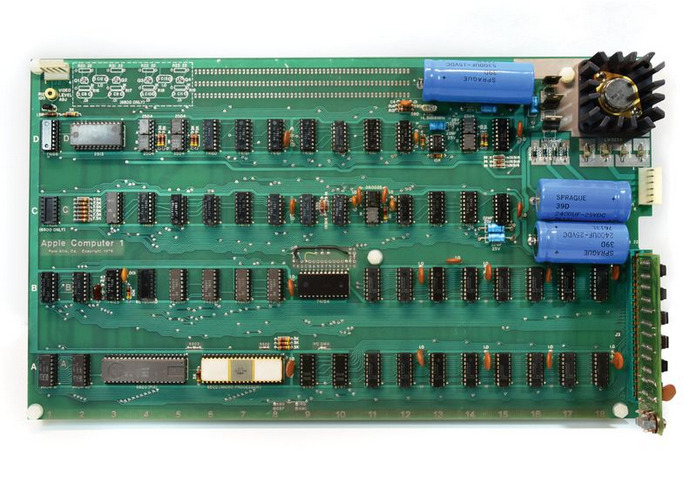 Компьютер Apple-1, вручную пронумерованный Стивом Джобсом, продан на аукционе за 440 000 долларов