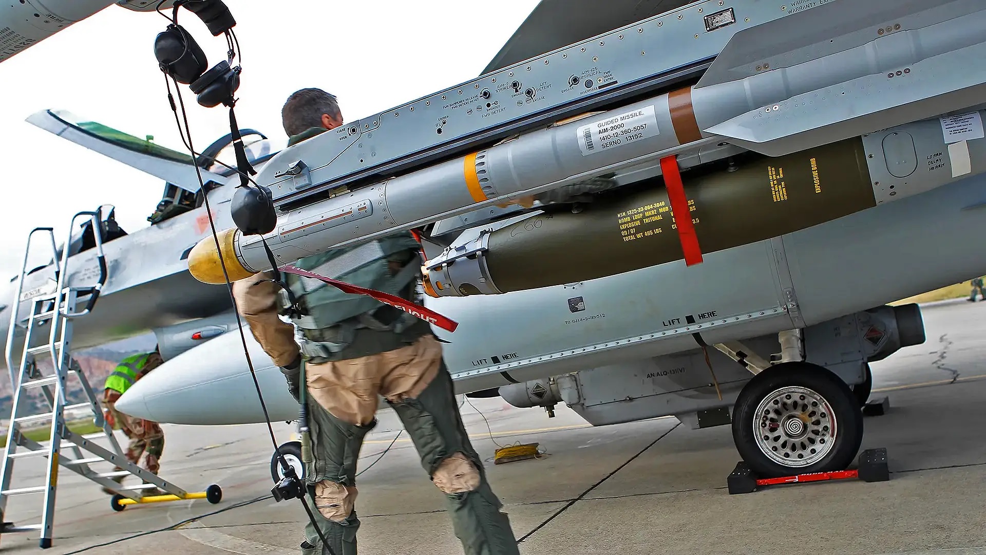 Стало відомо, які літаки стануть носіями ракет AIM-7