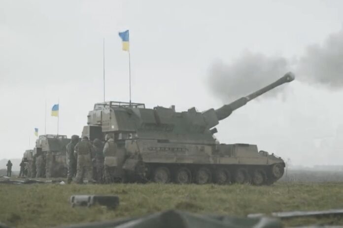 Экипажи AS90 и Challenger 2 прибыли в Украину