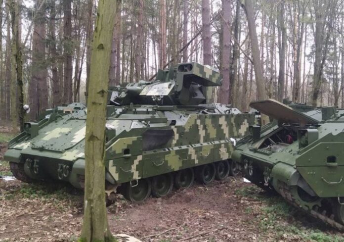 ВСУ получат новые Stryker и Bradley взамен потерянных в бою