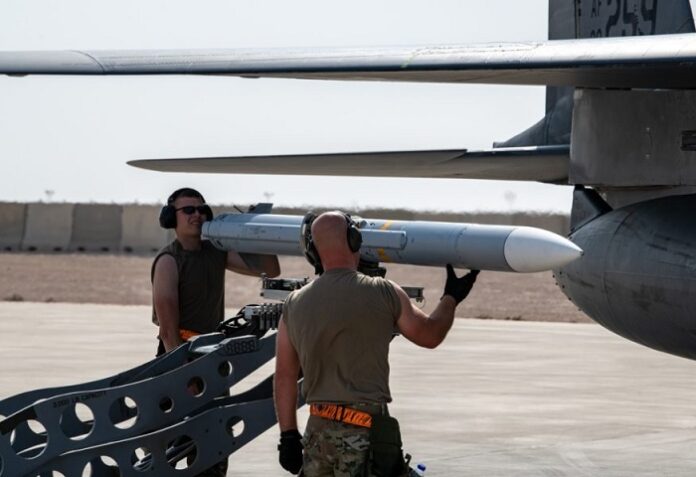 Raytheon успешна испытала новую ракету AIM-120D-3 для истребителя F-16