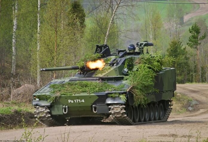 Резников показал готовые к бою шведские бронемашины CV-90
