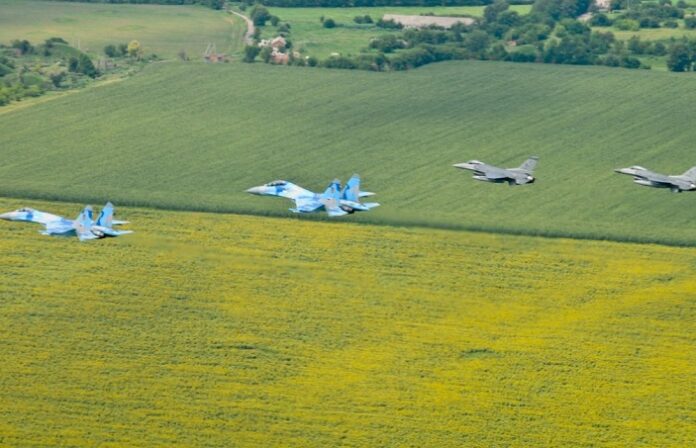 ВСУ показали фотографии истребителей F-16 в Украине