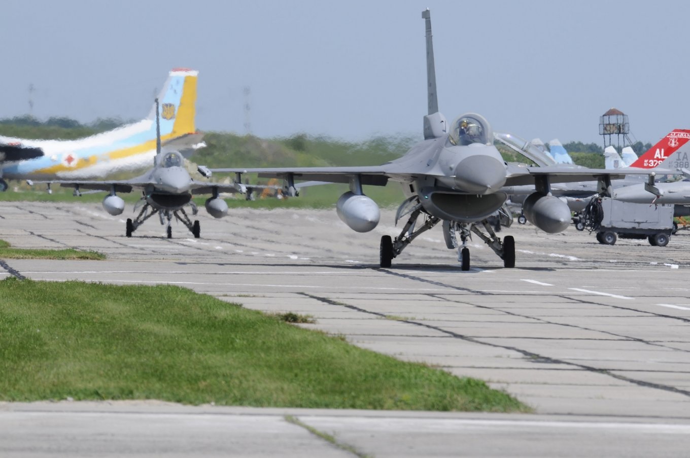ЗСУ показали фотографії винищувачів F-16 в Україні