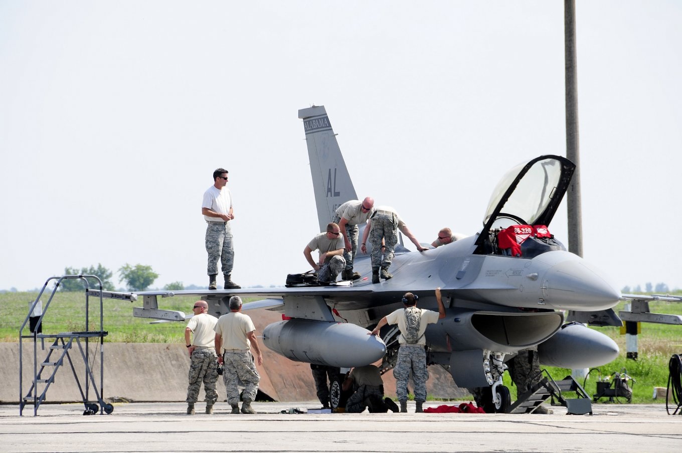 ЗСУ показали фотографії винищувачів F-16 в Україні