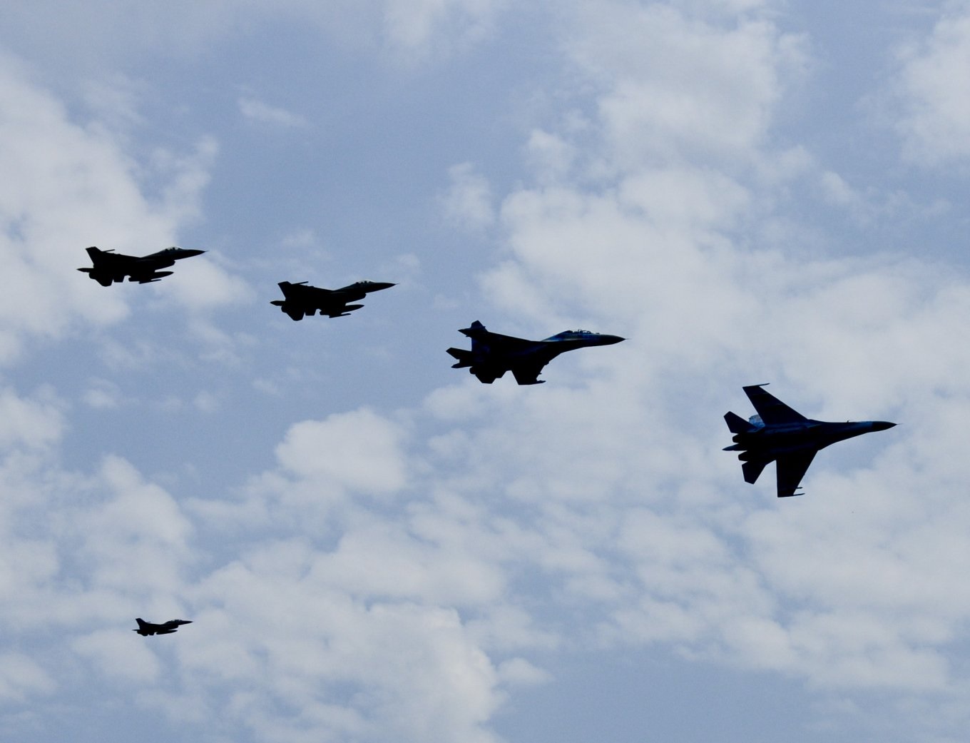 ЗСУ показали фотографії винищувачів F-16 в Україні