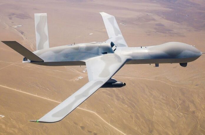 Дроны MQ-20 Avenger научились летать роями без операторов