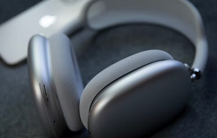 Apple начала рассылать подарочные коробки со снеками и AirPods Max