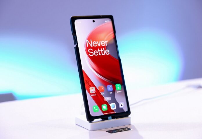 OnePlus 12 с самым ярким в мире дисплеем показали вживую