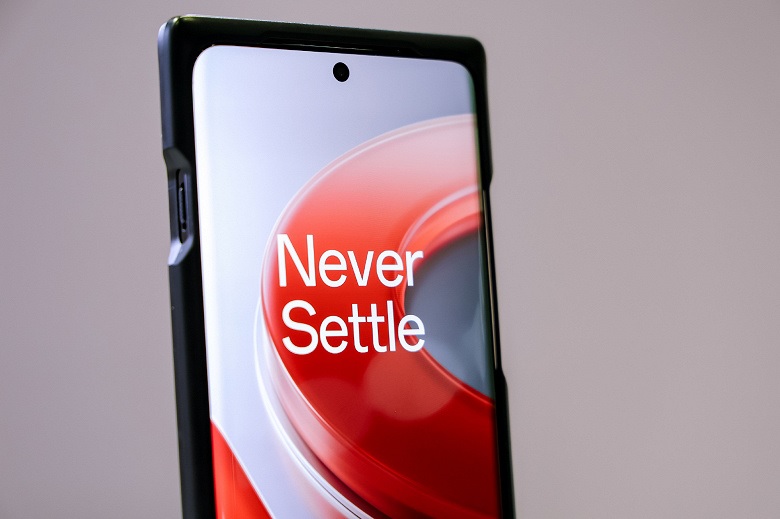 OnePlus 12 с самым ярким в мире дисплеем показали вживую