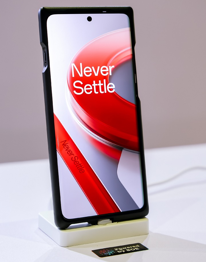 OnePlus 12 с самым ярким в мире дисплеем показали вживую