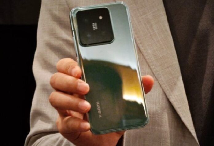 Президент Xiaomi Group показал Xiaomi 14 крупным планом