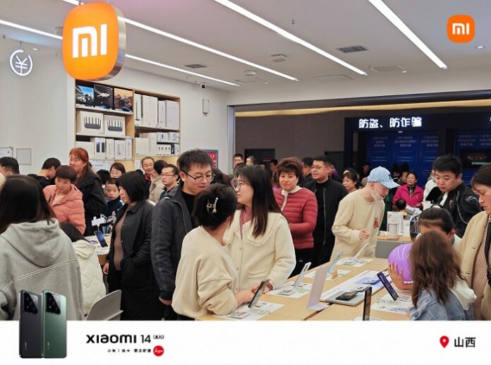 Xiaomi показала фото очередей за смарртфонами Xiaomi 14 в Китае