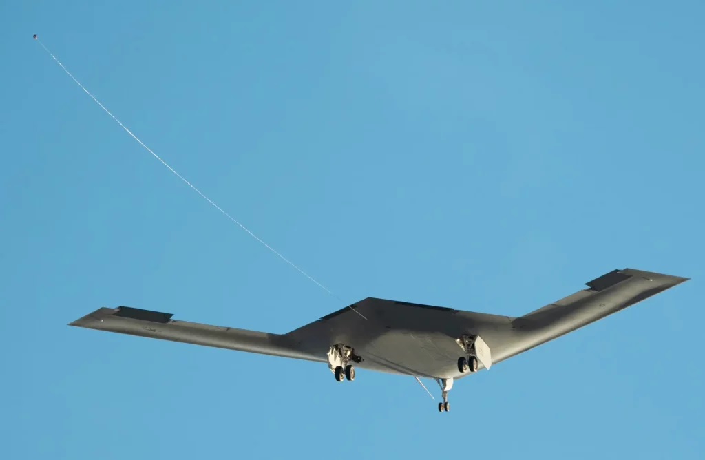 Опубліковано відео першого польоту новітнього ракетоносця B-21 Raider