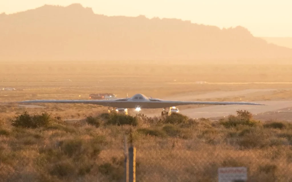 Опубліковано відео першого польоту новітнього ракетоносця B-21 Raider