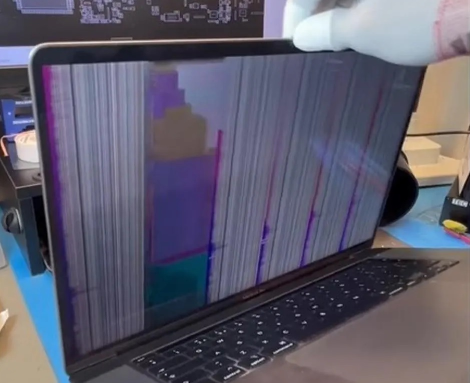 Власники старих MacBook зіткнулися з масовим виходом екранів з ладу
