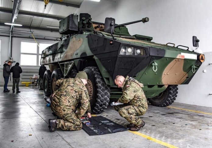 Новая версия польской БТР Rosomak с модулем ZSSW-30 предстала на живых фото