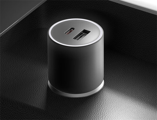 Xiaomi представила новое двухпортовое автомобильное зарядное устройство мощностью 100 Ватт