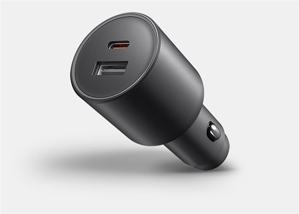Xiaomi представила новое двухпортовое автомобильное зарядное устройство мощностью 100 Ватт