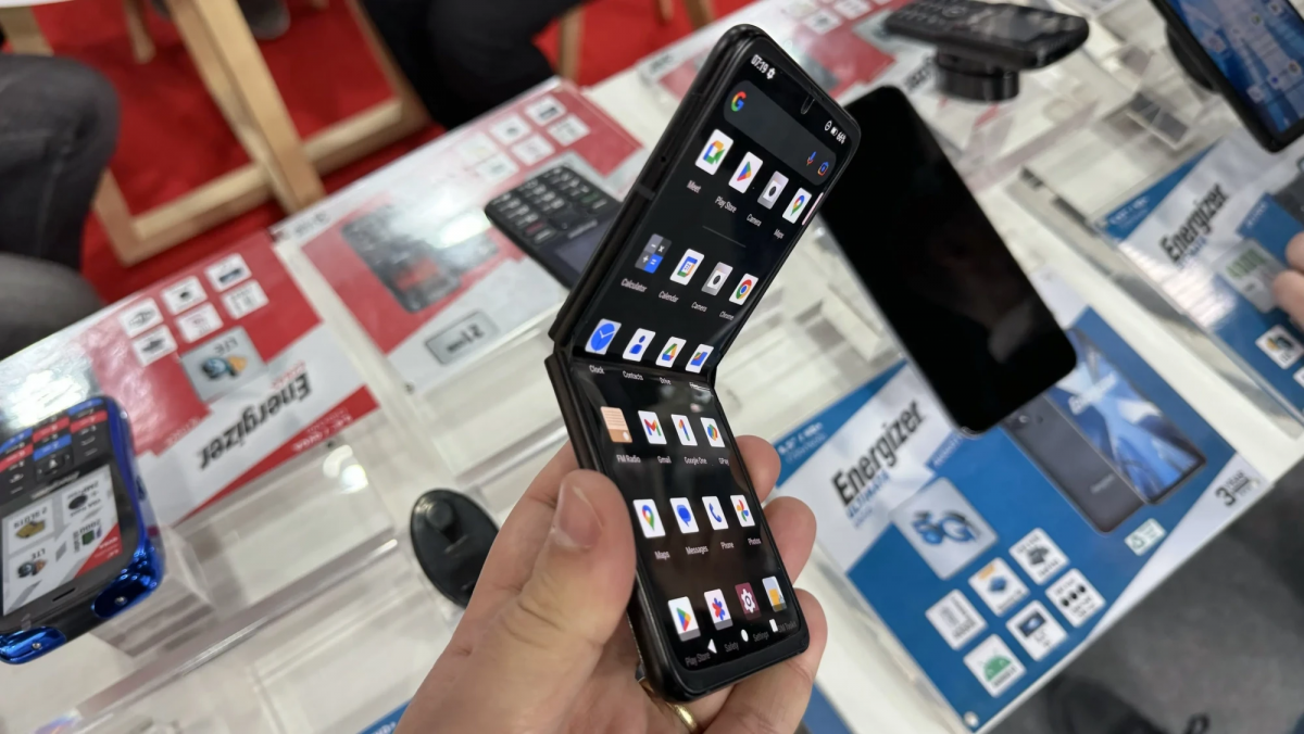 Представлен самый дешевый телефон с раскладывающимся экраном: BlackView Hero 10