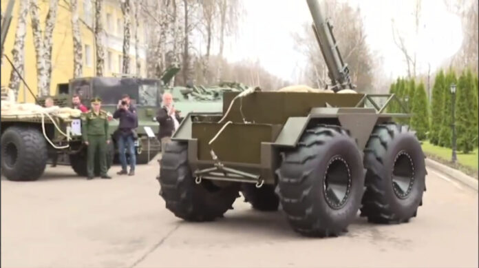 У Росії показали передсерійний зразок наземного дрону для розмінування під УР-83П