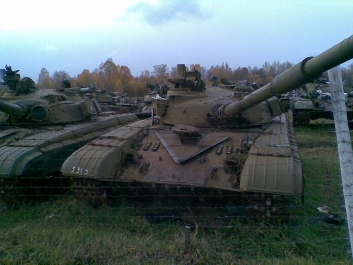 Польський аналітичний портал назвав кількість танків, БТР, БМП, САУ та буксованої артилерії на російських базах тривалого зберігання